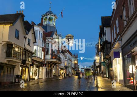 Weihnachtslichter und -Dekorationen in Guildford High Street, Stadtzentrum bei Nacht im Dezember 2021, Surrey, England, Großbritannien Stockfoto