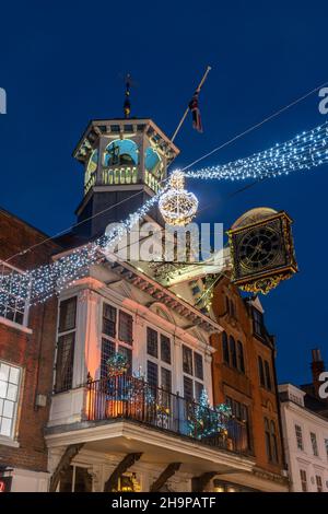 Weihnachtslichter und -Dekorationen in der Guildford High Street, die Guildhall und die Uhr im Stadtzentrum bei Nacht im Dezember 2021, Surrey, England, Großbritannien Stockfoto