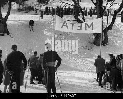 Szczyrk, 1949-02. W dniach 4-9 lutego odbywa³y siê XXIV Narodowe Narciarskie Mistrzostwa Polski. NZ. meta biegu zjazdowego. uu PAP Szczyrk, 1949. Februar. Vom 4. Bis 9. Februar fand die polnische Ski-Nationalmeisterschaft 24th statt. Im Bild: Die Ziellinie des Downhillrennens. uu PAP Stockfoto