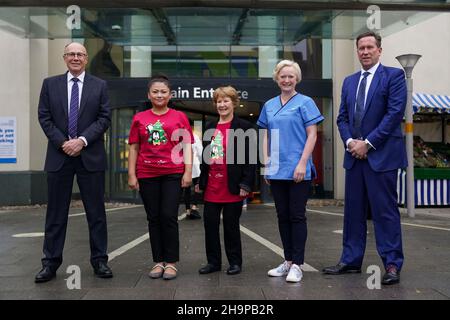 (Von links nach rechts) Stephen Powis, medizinischer Direktor von NHSE, Krankenschwester May Parsons, Margaret Keenan, Chief Nursing Officer für England Ruth May und CEO der Universitätskliniken Coventry und Warwickshire, Andrew Hardy, außerhalb des Universitätskrankenhauses Coventry & Warwickshire, Ein Jahr nachdem Margaret als erste Person im Vereinigten Königreich den Impfstoff Pfizer/BioNtech covid-19 erhalten hatte. Bilddatum: Mittwoch, 8. Dezember 2021. Stockfoto