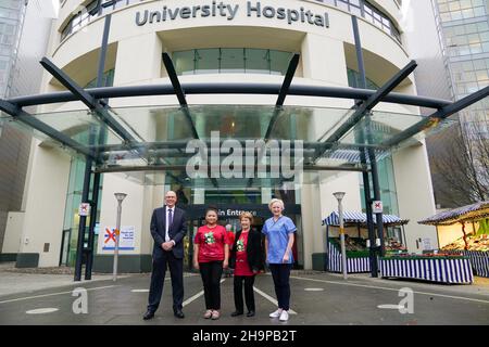 (Von links nach rechts) Stephen Powis, medizinischer Direktor von NHSE, Krankenschwester May Parsons, Margaret Keenan und Chief Nursing Officer für England Ruth May, außerhalb des University Hospital Coventry & Warwickshire, ein Jahr nachdem Margaret die erste Person im Vereinigten Königreich war, die den Pfizer/BioNtech covid-19-Impfstoff erhielt. Bilddatum: Mittwoch, 8. Dezember 2021. Stockfoto