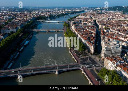 Lyon (Zentral-Ost-Frankreich): Luftaufnahme des rechten Ufers der Rhone, im Stadtzentrum, 2nd Arrondissement (Bezirk). Immobilien, alt b Stockfoto