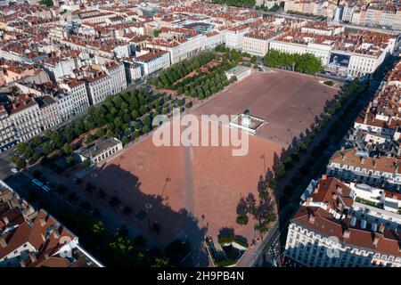 Lyon (Zentral-Ost-Frankreich): Luftaufnahme des Stadtzentrums und des Platzes „Place Bellecour“, im 2nd Arrondissement (Bezirk), mit dem Reitsport Stockfoto