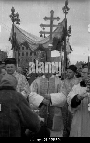 Warszawa, 1949-02-06. Prymas Stefan Wyszyñski (mianowany 12 listopada 1948 r. przez Ojca Œw. Piusa XII na metropolitê gnieŸnieñskiego i warszawskiego) odby³ 2 lutego 1949 r. ingres do katedry w GnieŸnie, a 6 lutego w Warszawie. Z koœcio³a pw. œw. Anny wyruszy³ w procesji do koœcio³a pw. Wniebowst¹pienia NMP i œw. Józefa Oblubieñca, pe³ni¹cego Rolê prokatedry. NZ. Procesja na Krakowskim Przedmieœciu, prymas Wyszyñski z asyst¹, z lewej proboszcz parafii œw. Wawrzyñca w Kutnie Bronis³aw P¹gowski, z prawej ks. Tadeusz Kaulbersz. Krzy¿ prymasowski nie diakon Franciszek Olszewski. mw PAP W Stockfoto