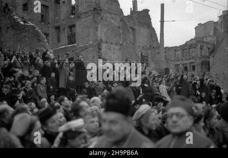 Warszawa, 1949-02-06. Prymas Stefan Wyszyñski (mianowany 12 listopada 1948 r. przez Ojca Œw. Piusa XII na metropolitê gnieŸnieñskiego i warszawskiego) odby³ 2 lutego 1949 r. ingres do katedry w GnieŸnie, a 6 lutego w Warszawie. Z koœcio³a pw. œw. Anny wyruszy³ w procesji do koœcio³a pw. Wniebowst¹pienia NMP i œw. Józefa Oblubieñca, pe³ni¹cego Rolê prokatedry. NZ. Uczestnicy uroczystoœci wœród Ruin U zbiegu ulic: Krakowskie Przedmieœcie, Trêbacka i Kozia. mw PAP Warschau, 6. Februar 1949. Die Installation von Primas Stefan Wyszynski am 2. Februar 1949 im Katheral in Gniezno und an der Katherin Stockfoto