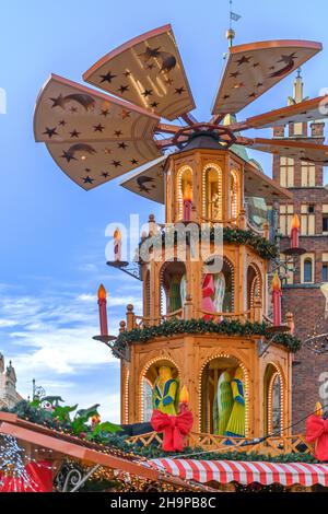 Luftaufnahmen der Weihnachtsmärkte auf dem alten Marktplatz von Breslau namens Rynek. Aus dem Turm der Kirche St. Elisabeth von Ungarn. Stockfoto