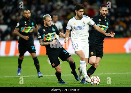 Marco Asensio von Real Madrid und Federico Dimarco, Roberto Gagliardini von Inter während der UEFA Champions League, des Fußballspiels der Gruppe D zwischen Real Madrid und dem FC Internazionale am 7. Dezember 2021 im Santiago Bernabeu Stadion in Madrid, Spanien - Foto: Oscar Barroso/DPPI/LiveMedia Stockfoto