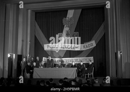 Warszawa, 1949-02-10. W Linie Palladium odby³a siê uroczystoœæ wrêczania dyplomów absolventom dwóch kursów szkol¹cych kinooperatorów kin objazdowych. NZ. Przemawia dyrektor Zbigniew Kempka, za sto³em prezydialnym m.in. In¿ynier Kazimierz Biedrzycki (3P), dyrektor Kruk (4P). mw PAP Warschau, 10. Februar 1949. Im Palladium-Kino wurde eine feierliche Diplomübergabe nach Abschluss eines Kurses für einen Kinobetreiber abgehalten. Im Bild: regisseur Zbignire Kempka spricht, beim Präsidialtisch Ingenieur Kazimierz Biedrzycki (3rd rechts), Regisseur Kruk (4th rechts). mw PAP Stockfoto