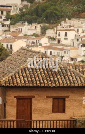 Vertikale Aufnahme von historischen Steingebäuden in Granada, Spanien Stockfoto