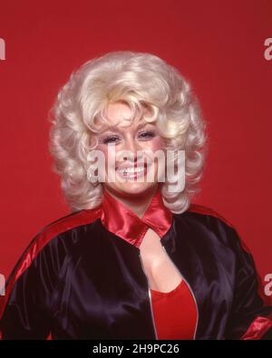 Dolly Parton posiert für ein Porträt 1975 in Los Angeles, Kalifornien. Quelle: Harry Langdon /Rock Negatives /MediaPunch Stockfoto
