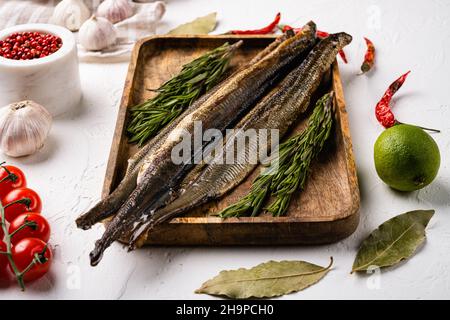 Geräuchertes Seafood-Delikatessenset auf weißem Steintisch im Hintergrund Stockfoto