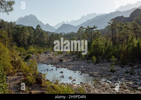 Corse-du-Sud (Südkorsika): Das Gaglioli-Tal. Im Hintergrund die Bavella Berge Stockfoto