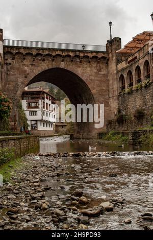 Brücke über den Fluss Quiviesa in Potes. Stockfoto