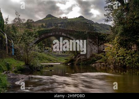 Mittelalterliche Brücke von Liergenes in Kantabrien. Stockfoto