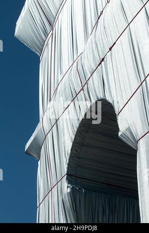 Paris (Frankreich), 22. September 2021: „L'Arc de Triomphe Wrapped“, der Triumphbogen mit Stoff überzogen, Zeitarbeit von Christo und Jeanne-Claude, Stockfoto