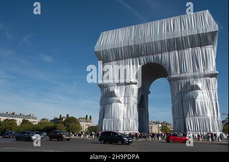 Paris (Frankreich), 22. September 2021: „L'Arc de Triomphe Wrapped“, der Triumphbogen mit Stoff überzogen, Zeitarbeit von Christo und Jeanne-Claude, Stockfoto