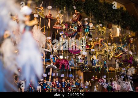 Weihnachtsdekoration. Handbemalte Souvenirs oder Geschenke. Nordeuropäische Urlaubstraditionen. Stockfoto