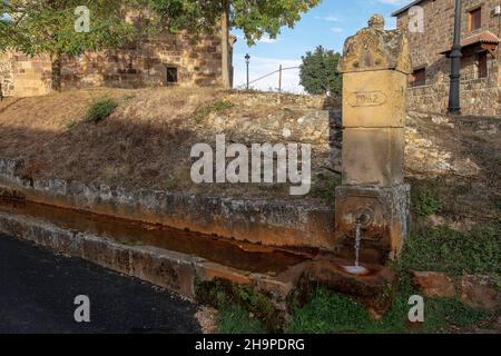 Wasserbrunnen in der ländlichen Stadt Rucandio de Valderredible. Stockfoto