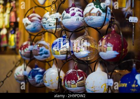 Weihnachtsdekoration. Handbemalte Souvenirs oder Geschenke. Nordeuropäische Urlaubstraditionen. Stockfoto