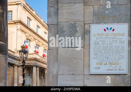 General Charles de Gaulle wird im Palais du Gournement, Nancy, mit einer Gedenktafel und einem Lorraine-Kreuz aus Blumen, Frankreich, geehrt Stockfoto