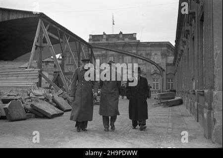 Warszawa, 1949-02-23. W dniach 22-23 lutego, w zwi¹zku z obchodami 31. Rocznicy utworzenia Armii Czerwonej, przebywa³ w stolicy marsza³ek ZSRR Konstanty Rokossowski. NZ. od lewej: Konstanty Rokossowski, Komisarz Odbudowy ds. Trasy W-Z Józef Sigalin, na dziedziñcu przed barokowym pa³acem Pod Blach¹ przy placu Zamkowym. pw PAP Warschau, 23. Februar 1949. Der UdSSR-Marshall Konstanty Rokossowski besuchte Warschau im Zusammenhang mit dem 31. Jahrestag der Gründung der Roten Armee (22.-23. Februar). Von links: Konstanty Rokossowski, Baukommissar Jozef Sigalin, auf dem Pod Blacha Palac Stockfoto