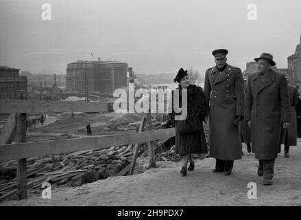 Warszawa, 1949-02-23. W dniach 22-23 lutego, w zwi¹zku z obchodami 31. Rocznicy utworzenia Armii Czerwonej, przebywa³ w stolicy marsza³ek ZSRR Konstanty Rokossowski. NZ. Zwiedzanie Mariensztatu, od prawej: Komisarz Odbudowy ds. Trasy W-Z Józef Sigalin, Konstanty Rokossowski. pw PAP Warschau, 23. Februar 1949. Marschall der Sowjetunion Konstantin Rokossovski besuchte am 22-23. Februar Warschau, um an den gedenkfeiern zum 31st. Jahrestag der Roten Armee teilzunehmen. Bild: Besuch im Bezirk Mariensztat, von rechts: beauftragter für den Wiederaufbau der W-Z (West-Ost) Route Jozef Stockfoto