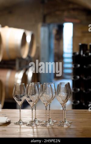Weingläser vor einer Verkostung in einem Keller des Weinanbaugutes Chaboud-Cellier in Saint-Peray (Südostfrankreich), Weine aus dem Rhonetal Stockfoto