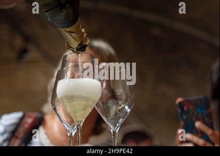 Sekt, der während einer Verkostung in einem Keller des Weinanbaugutes Chaboud-Cellier in Saint-Peray (Südostfrankreich) in einem Glas mit Stielstielung gegossen wird Stockfoto