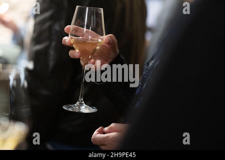 Frau, die ein Glas seines Weißweins in den Händen hält Stockfoto