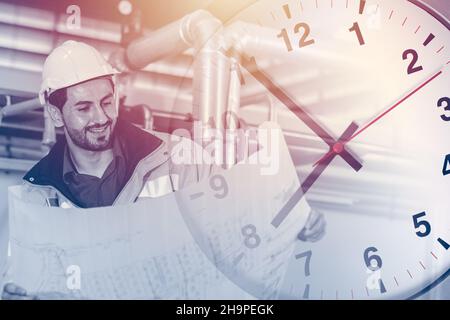 Ingenieur Industriearbeiter mit Blaupause Overlay mit Zeituhr für Arbeitsstunden glücklich Arbeit Zeiten Konzept Stockfoto