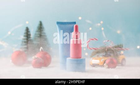 Mockup Gläser von kosmetischen Produkten auf einem weihnachtlichen Hintergrund mit fallendem Schnee. Geschenk für das neue Jahr. Stockfoto