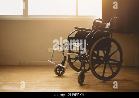 Rollstuhl im Krankenhauszimmer an den Fenstern Morgensonne Stockfoto