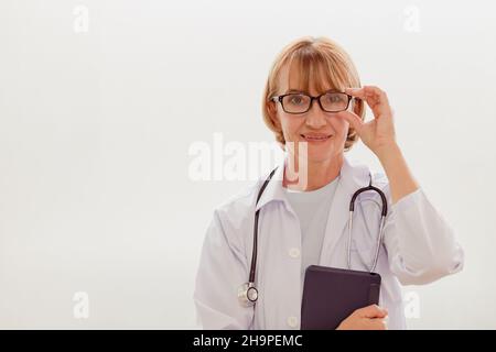 Portrait professionelle Frauen guter Arzt Spezialist im Gesundheitswesen Standing Lächeln mit Platz für Text Stockfoto