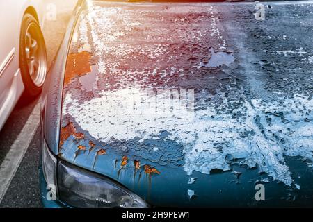 Alte Autofarbe Schäden Riss abblättert von Hitze heißes Wetter Sonnenlicht Stockfoto