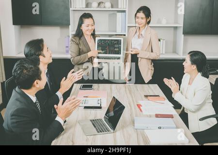 Business Working Women Präsentation im Tagungsraum mit Menschen froh Applaus und klatschen Hand Stockfoto