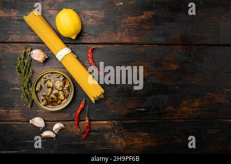 Rohzutaten hausgemachte Pasta Spaghetti mit Muscheln Set, auf altem dunklen Holztisch Hintergrund, Draufsicht flach liegend, mit Platz für Text Stockfoto