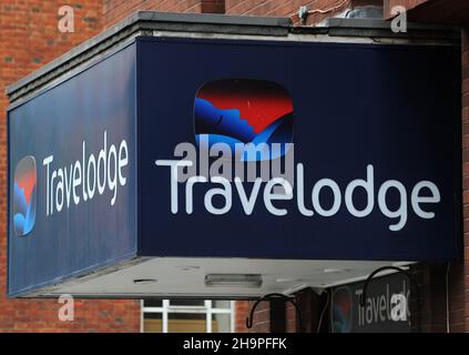 Foto vom 22/11/21 von einer allgemeinen Ansicht des Travelodge Hotelschildes in der Nähe der Marylebone Station im Zentrum von London. Travelodge hat in diesem Jahr die skurrilsten Anfragen von Gästen einiger seiner Hotels enthüllt, darunter die Frage, wo der walisische Rarebit lebt und wann sie die Schlange auf dem Snake Pass in Derbyshire sehen können. Ausgabedatum: Mittwoch, 8. Dezember 2021. Stockfoto