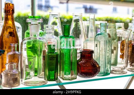 Alte Glasflaschen, ausgestellt in einem Antiquitätengeschäft (Hampton Court Emporium, East Molesay, UK) Stockfoto