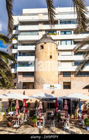 Restaurant in einem alten Mühlengebäude in der Nähe von Portixol, Palma de Mallorca, Mallorca, Spanien Stockfoto