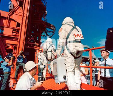 CAPE KENNEDY, Florida -- auf der Cape Kennedy Air Force Station in Florida kommt die Besatzung für Gemini 12 am Launch Complex 19 an. Dem Kommandopiloten James A. Lovell folgt der Pilot Edwin E. Buzz Aldrin Jr. die Zeichen auf ihrem Rücken weisen darauf hin, dass diese Mission der letzte Flug des Gemini-Programms ist. Stockfoto