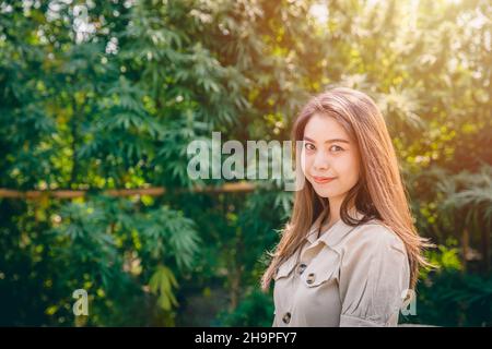 Frau in Cannabis Landwirtschaft Farm, Mädchen Teenager mit Marihuana oder Hanf grüne Kräuterpflanze glückliches Lächeln. Stockfoto