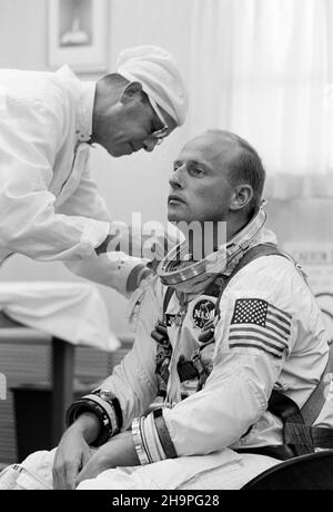 (12. September 1966) --- Astronaut Charles Conrad Jr., Kommandopilot der Gemini-11 Raumfahrt, unterzieht während des Vorstarts von Gemini-11 den passenden Einsatz im Anzugwagen Launch Complex 16. Später stiegen die Astronauten Conrad und Richard F. Gordon Jr., Pilot, in einen Transporter ein, der sie zur Pad 19 und ihrer wartenden Raumsonde brachte, um sich auf ihre geplante dreitägige Mission im All vorzubereiten. Der Anzugstechniker James L. Garrepy hilft. Stockfoto