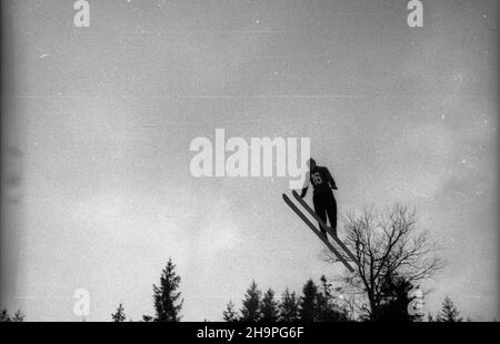 Zakopane, 1949-02-25. OD 23 lutego do 3 marca odbywa³y siê Miêdzynarodowe Zawody Narciarskie o Puchar Tatr. Zgromadzi³y one kilkudziesiêciu sportowców z Polski, Bu³garii, Czechos³owacji, Finlandii, Rumunii i Wêgier. Drugiego dnia zawodów odby³ siê konkurs skoków na Wielkiej Krokwi, zaliczanych do kombinacji norweskiej. NZ. Skacze w trzeciej serii Jaroslav Sipek z Czechos³owacji. pw PAP Zakopane, 25. Februar 1949. Vom 23. Februar bis 3. März fand der internationale Skiwettbewerb für den Pokal der Tatra statt. An dem Wettbewerb nahmen mehrere Dutzend Sportler aus Polen, Bulga, Teil Stockfoto