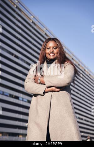 Glückliche afroamerikanische Geschäftsführerin CEO Chief Executive vor dem Unternehmensgebäude. Stockfoto