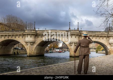 Paris, Frankreich - 28. November 2021: Ein Mann mit Hut, gekleidet wie zu Beginn des Jahrhunderts, geht in den Straßen von Paris Stockfoto