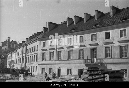 Warszawa, 1949-03. Budowa siedla mieszkaniowego Mariensztat dla przodowników pracy na Powiœlu. Osiedle sk³adaj¹ce siê z 23 kamienic wybudowano w latach 1948-1949, wed³ug projectu Zygmunta Stêpiñskiego i Józefa Sigalina. NZ. prace wykoñczeniowe na budowie kamienic przy ulicy Mariensztat. mta PAP Dok³adny dzieñ wydarzenia nieustalony. Warschau, März 1949. Der Bau der Wohnsiedlung von Mariensztat für Helden der sozialistischen Arbeit im Bezirk Powisle. Die Siedlung von 23 Wohnblöcken wurde zwischen 1948-1949 nach dem Entwurf von Zygmunt Stepinski und Jozef Sigalin errichtet. Abb. Stockfoto