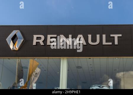 Llucmajor, Spanien; 05 2021. dezember: Nahaufnahme eines Renault-Händlerbetriebs an einem sonnigen Tag in der mallorquinischen Stadt Llucmajor Stockfoto