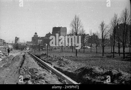 Warszawa, 1949-03. Budowa Trasy W-Z – ci¹gu komunikacyjnego Wschód-Zachód. NZ. Budowa jezdni ulicy Nowy Przejazd - uk³adanie krawê¿ników; w g³êbi (C) gmach odbudowywanego Pa³acu Biskupów Krakowskich, koœció³ pw. œw. Anny wraz z dzwonnic¹ oraz ruiny kamienicy przy ulicy Senatorskiej 3. mta PAP/Jerzy Baranowski Dok³adny dzieñ wydarzenia nieustalony. Warschau, März 1949. Der Bau der W-Z-Route (Ost-West-Kommunikationsleitung). Im Bild: Der Bau der Straße Kapucynska; im Hintergrund das Gebäude des Krakauer Bischofspalastes (im Umbau - Zentrum), St. Stockfoto