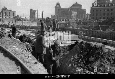 Warszawa, 1949-03. Budowa Trasy W-Z – ci¹gu komunikacyjnego Wschód-Zachód. NZ. Budowa jezdni ulicy Kapucyñskiej - uk³adanie krawê¿ników; w g³êbi gmach odbudowywanego Pa³acu Biskupów Krakowskich (P), koœció³ pw. œw. Anny wraz z dzwonnic¹ (C) oraz ruiny kamienicy przy ulicy Senatorskiej 3 i pa³acu przy ulicy Miodowej (L). mta PAP/Jerzy Baranowski Dok³adny dzieñ wydarzenia nieustalony. Warschau, März 1949. Der Bau der W-Z-Route (Ost-West-Kommunikationsleitung). Im Bild: Der Bau der Straße Kapucynska; im Hintergrund das Gebäude des Krakauer Bischofspalastes Stockfoto