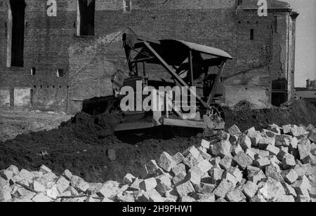 Warszawa, 1949-03. Budowa Trasy W-Z – ci¹gu komunikacyjnego Wschód-Zachód. NZ. prace ziemne i drogowe na wschodnim odcinku Trasy W-Z (na ulicy T³omackie pomiêdzy ulic¹ Hipoteczn¹ i Bielañsk¹); w g³êbi ruiny gmachu Banku Polskiego przy ulicy Bielañskiej. mta PAP/Jerzy Baranowski Dok³adny dzieñ wydarzenia nieustalony. Warschau, März 1949. Der Bau der W-Z-Route (Ost-West-Kommunikationsleitung). Im Bild: Erdarbeiten und Straßenarbeiten im östlichen Teil der Route (Tlomackie Straße, zwischen Hipoteczna und Bielanska Straße); im Hintergrund Ruinen des Polski Bank Gebäudes Stockfoto